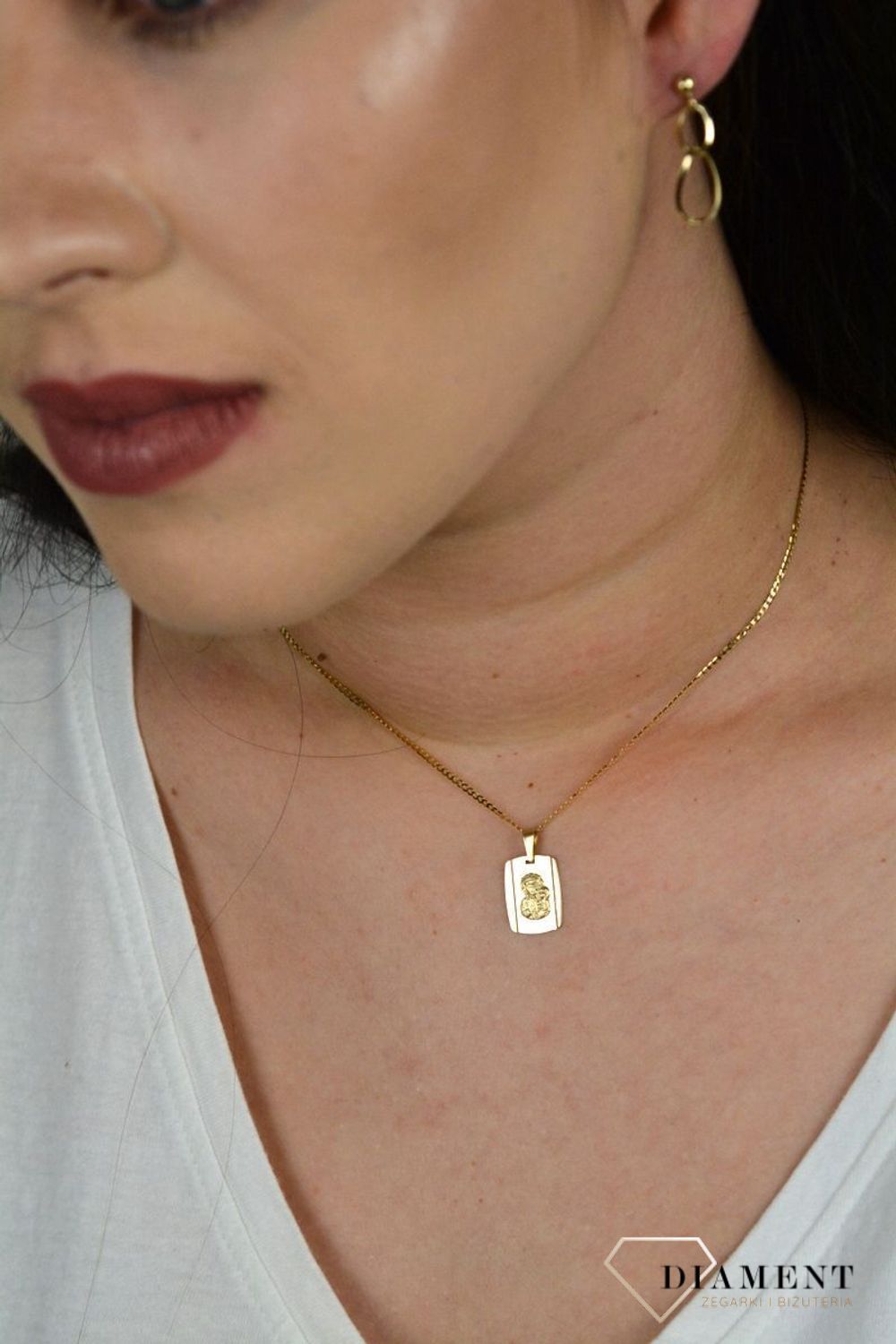 Złoty medalik z wizerunkiem Matki Boskiej Częstochowskiej. ZA 6062.jpg